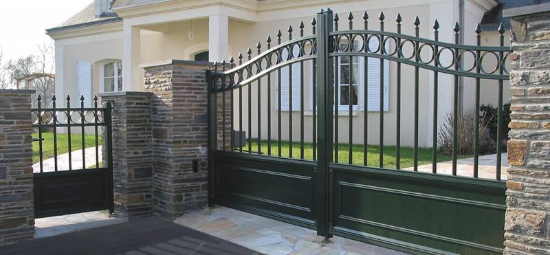 Trouver un portail en aluminium manuel ajouré pour l'entrée d'une maison à Fauville-en-Caux proche d'Yvetot 76