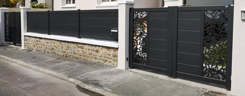 Installation d’un portail en aluminium battant motorisé pour maison de campagne à Veules-les-Roses proche de Saint-Valéry-en-Caux 76